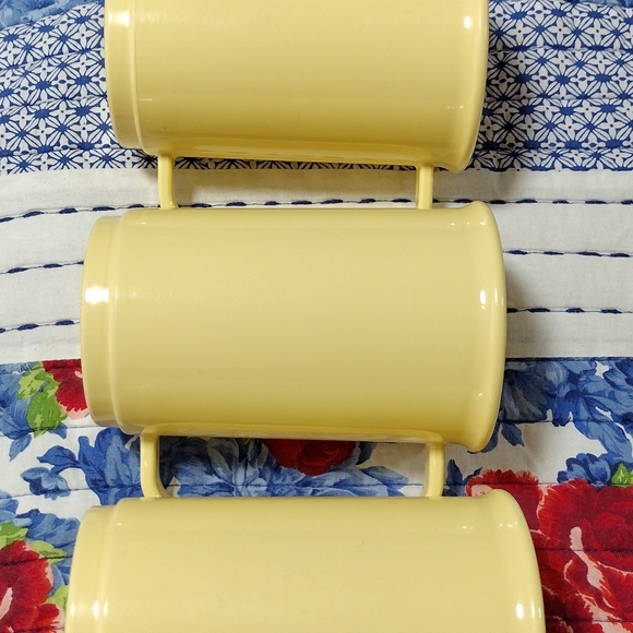 Vintage Rubbermaid Set of 3 Yellow Melamine Trays With‎ Cups - Picture 12 of 12